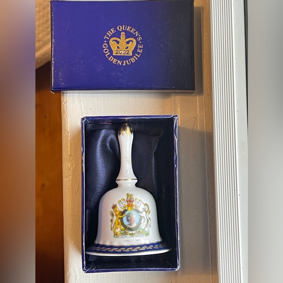 Queen Elizabeth Hand painted House of Valentina Golden Jubilee bell - Picture 2 of 6